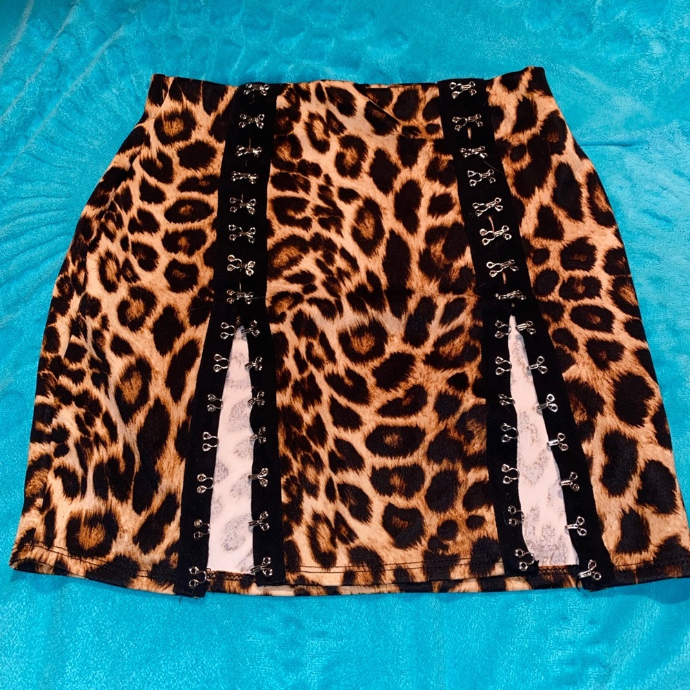 Fashion nova cheetah print skirt
Worn once - $10